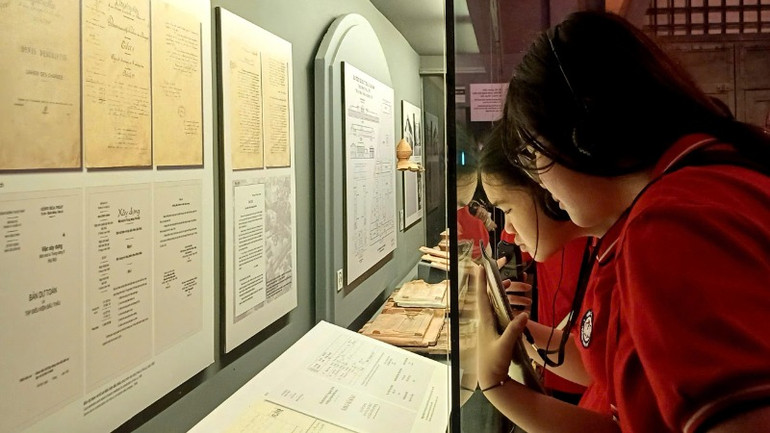 Học sinh chăm chú tìm hiểu về lịch sử.