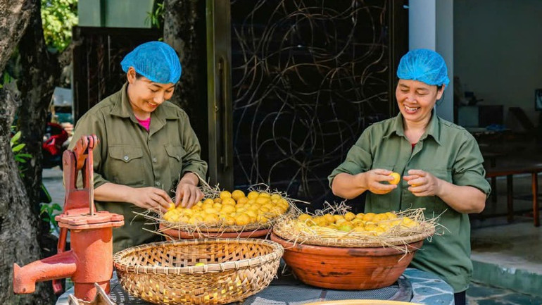 Bà con xã viên lao động sản xuất cả bốn mùa trong năm.