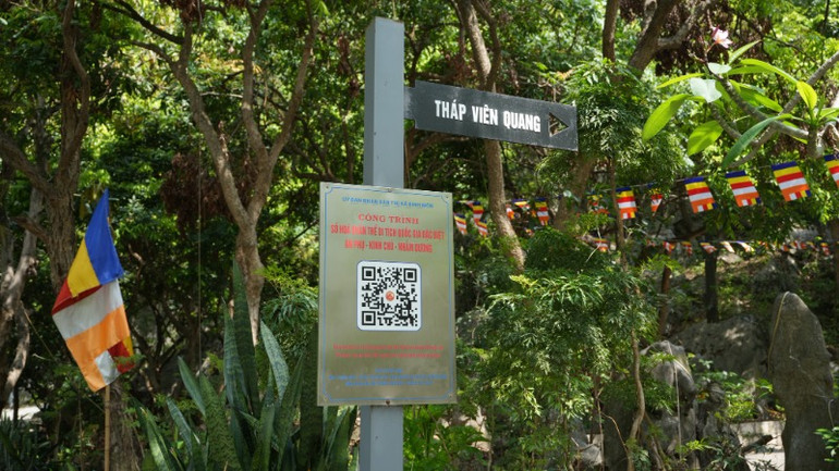 Người dân khi đến di tích chỉ cần quét mã QR để tìm hiểu thông tin. Người dân khi đến di tích chỉ cần quét mã QR để tìm hiểu thông tin.