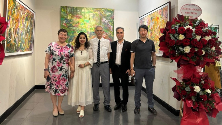 Họa sĩ Lê Thu Huyền (thứ hai từ trái sang) tại Triển lãm "Thiên Thanh". Họa sĩ Lê Thu Huyền (thứ hai từ trái sang) tại Triển lãm "Thiên Thanh".