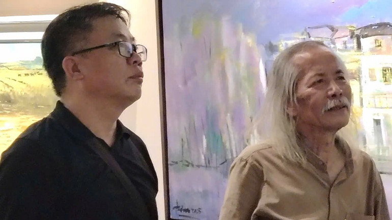 Họa sĩ Lương Xuân Đoàn (phải) luôn đồng hành, khích lệ các họa sĩ trong cả nước. Họa sĩ Lương Xuân Đoàn (phải) luôn đồng hành, khích lệ các họa sĩ trong cả nước.