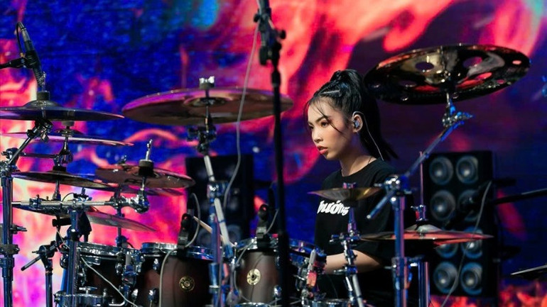 Nhạc sĩ Đinh Khánh Ly đã có sự kết hợp với Tora Drum, tay trống GenZ luôn hướng tới những giá trị truyền thống. Nhạc sĩ Đinh Khánh Ly đã có sự kết hợp với Tora Drum, tay trống GenZ luôn hướng tới những giá trị truyền thống.