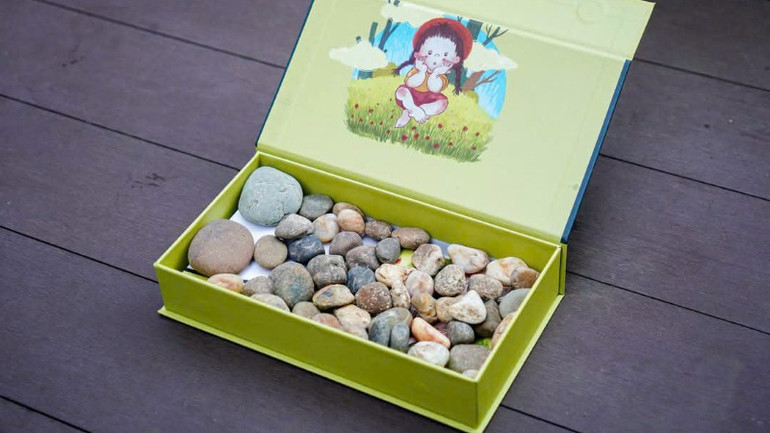 Bộ trò chơi ô ăn quan được đóng gói gọn gàng, thẩm mỹ. Bộ trò chơi ô ăn quan được đóng gói gọn gàng, thẩm mỹ.