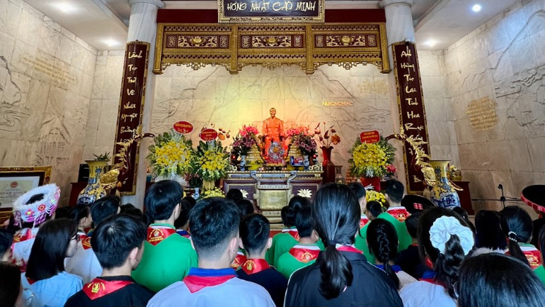 Dòng người tri ân trong tình cảm sâu nặng. Dòng người tri ân trong tình cảm sâu nặng.