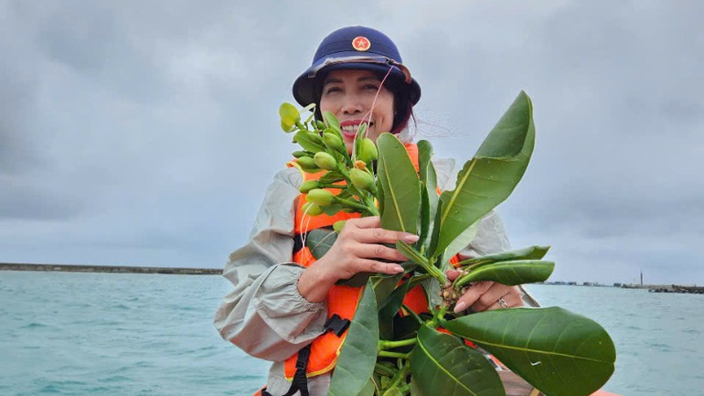 Chị Trần Thị Thanh Nhàn trong chuyến thăm và tặng quà các đảo.