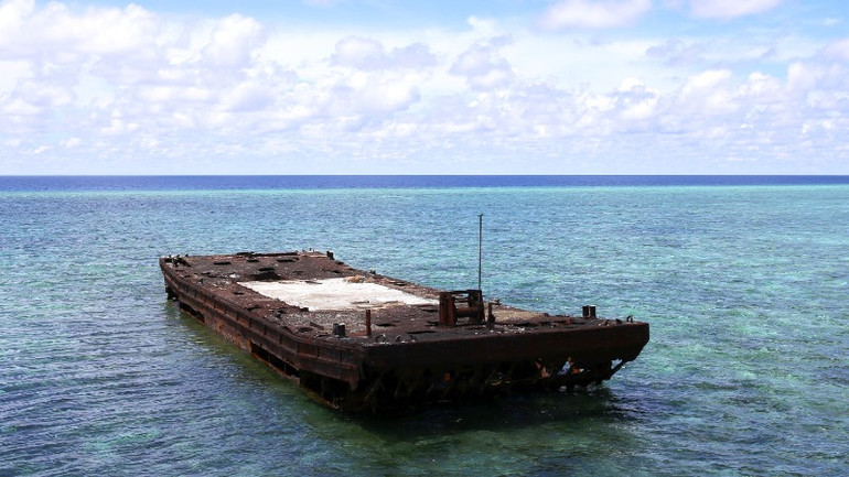 Pông-tông neo mình trên bãi cạn của đảo Đá Lớn.