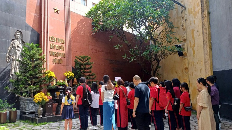 Các đoàn khách tham quan dâng hương và tưởng niệm các Anh hùng, liệt sĩ trong không gian di tích.