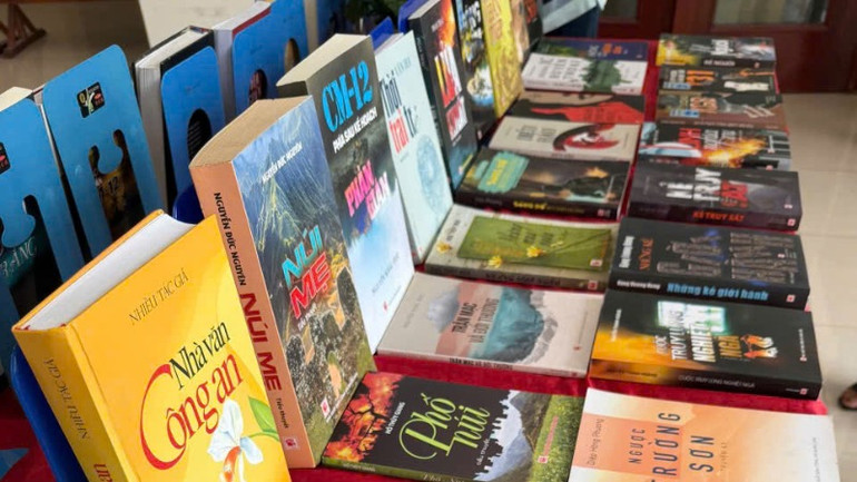 Các tác phẩm về đề tài "Vì an ninh Tổ quốc và bình yên cuộc sống" được trưng bày trong khuôn khổ lễ khai mạc trại sáng tác.