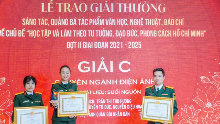Các gương mặt trẻ của đơn vị nhận giải thưởng ý nghĩa.