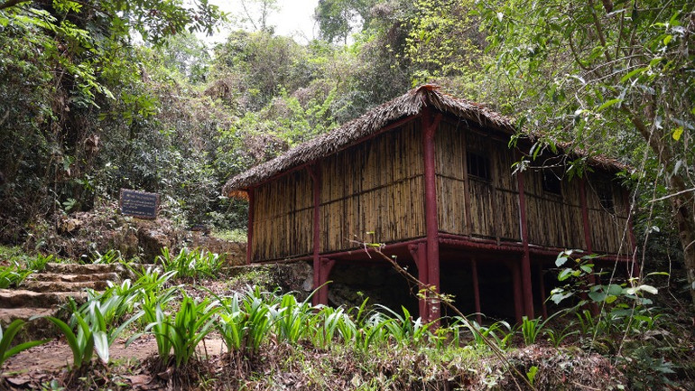 Di tích nhà ông Lý Quốc Súng được phục dựng theo hình dáng cũ. Di tích nhà ông Lý Quốc Súng được phục dựng theo hình dáng cũ.