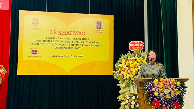 Nhà văn Tống Ngọc Hân - cây bút nhiều thành tích đã có những chia sẻ mộc mạc, tâm huyết.