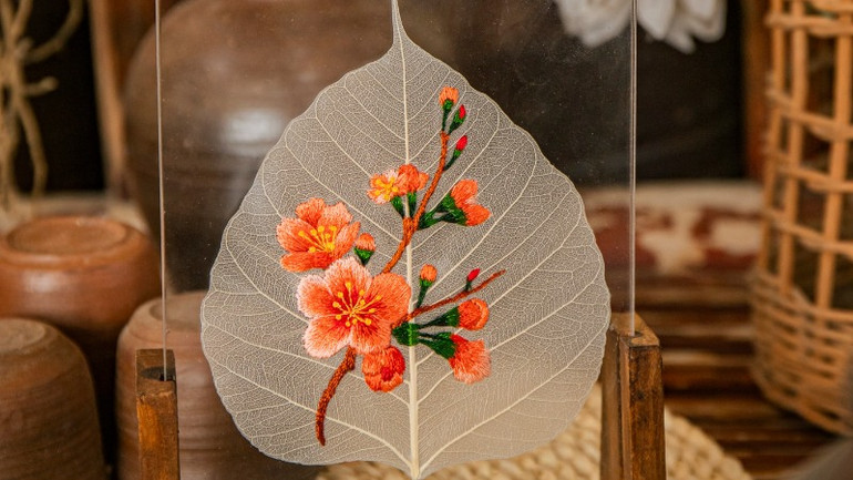 Những lá bồ đề thêu mẫu giản dị vẫn qua rất nhiều công đoạn.