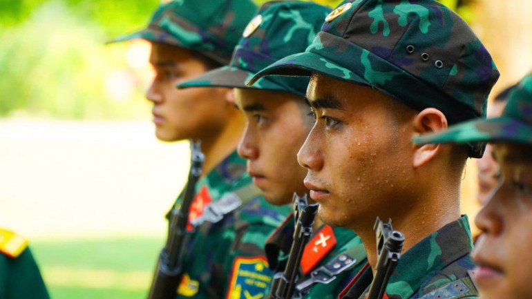 Hình ảnh về người lính hôm nay các tác giả gặp gỡ trong chuyến đi thực tế.