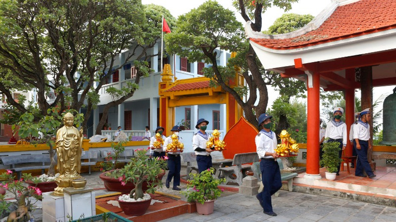 Trong các dịp lễ Tết, bộ đội đều lên chùa dâng lễ.