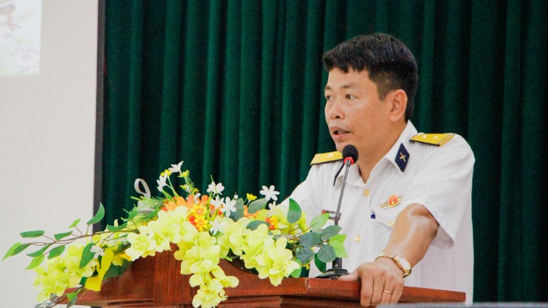 Trung tá Phạm Văn Ái - Chính trị viên Tiểu đoàn phát biểu tại buổi giao lưu. Trung tá Phạm Văn Ái - Chính trị viên Tiểu đoàn phát biểu tại buổi giao lưu.