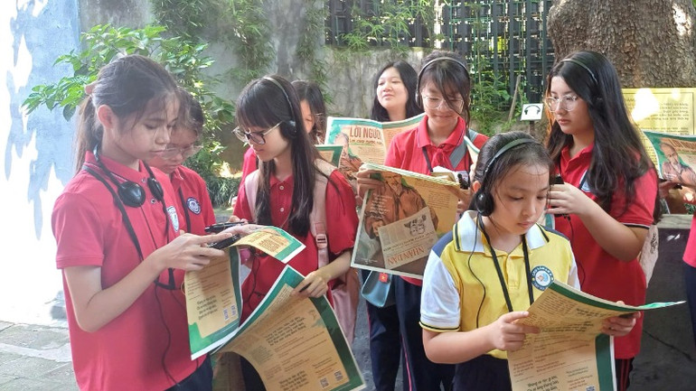 Ấn phẩm đặc biệt của Báo Nhân Dân đồng hành cùng học sinh đọc tại không gian di tích.