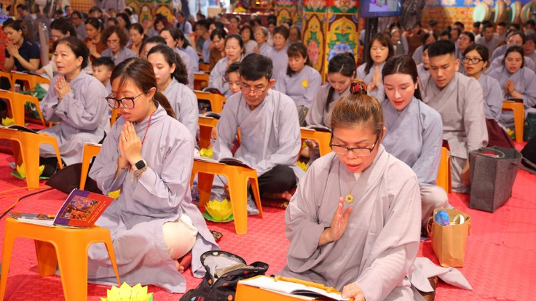 Đại chúng cùng chú tâm đọc tụng Kinh sách về cuộc đời Đức Phật.