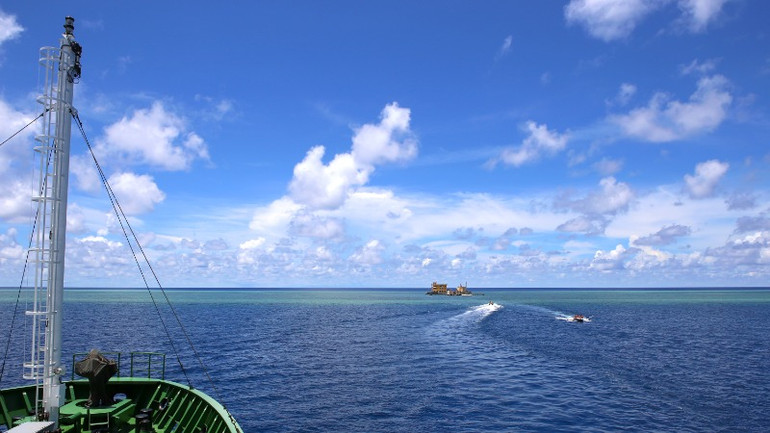 Những chuyến xuồng rời tàu vào thăm đảo Đá Lớn.