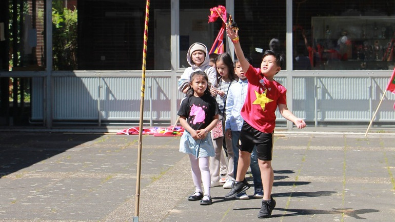 Các em nhỏ người Việt ở nước ngoài chơi ném còn. Các em nhỏ người Việt ở nước ngoài chơi ném còn.
