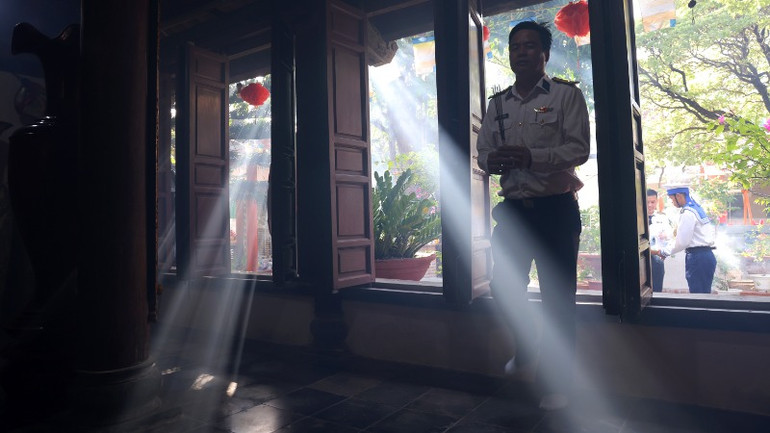 Người lính bước vào chốn thiêng liêng, thanh tịnh.