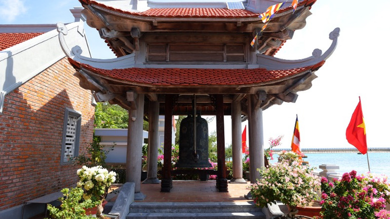 Dưới bàn tay chăm sóc tỉ mỉ của sư thầy, hoa lá luôn rực rỡ.