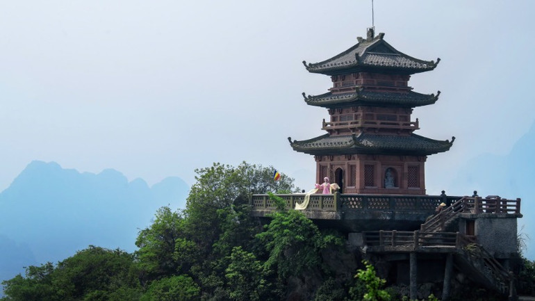 Cổ phục tạo điểm nhấn trong hành trình quảng bá du lịch Ninh Bình.