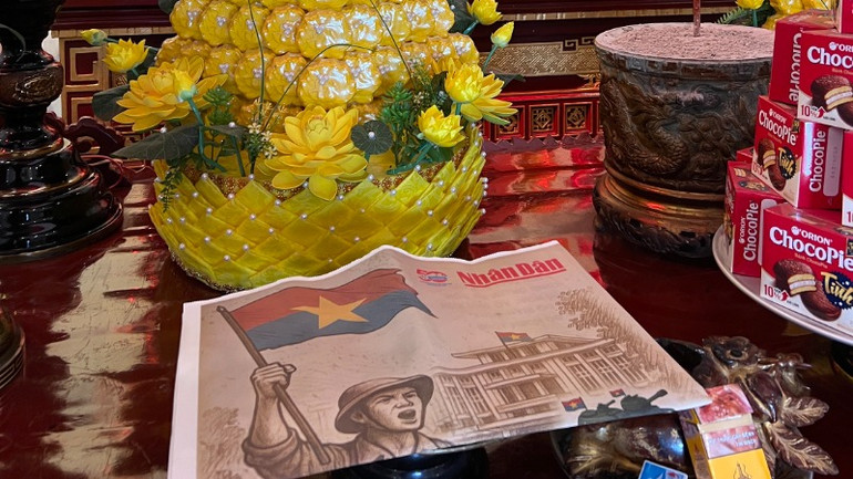 Nhiều du khách xếp hàng chờ đến lượt nhận phụ san Báo Nhân Dân và đã mang theo suốt hành trình về nguồn dịp nghỉ lễ. Nhiều du khách xếp hàng chờ đến lượt nhận phụ san Báo Nhân Dân và đã mang theo suốt hành trình về nguồn dịp nghỉ lễ.