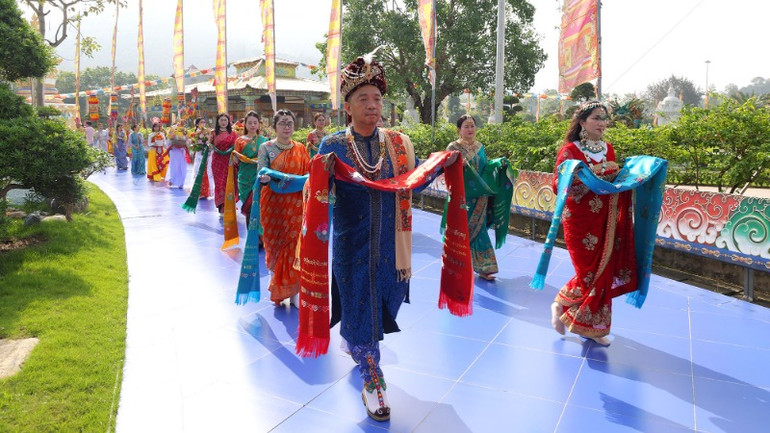 Đoàn Phật tử Việt Nam trong trang phục Ấn Độ cùng đoàn tùy tùng thân quyến gia tộc Phật.