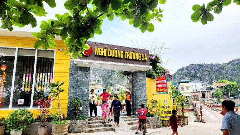 Không chỉ phục vụ khách du lịch mà đây là không gian quen thuộc của bà con nhân dân.