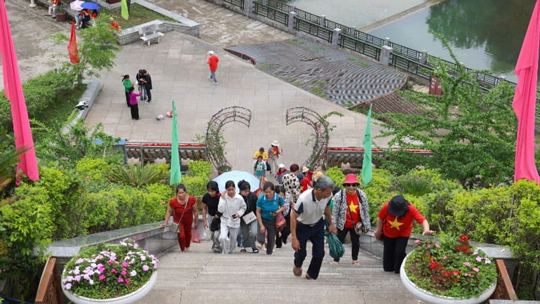 Du khách di chuyển theo đợt và bảo đảm trật tự. Du khách di chuyển theo đợt và bảo đảm trật tự.