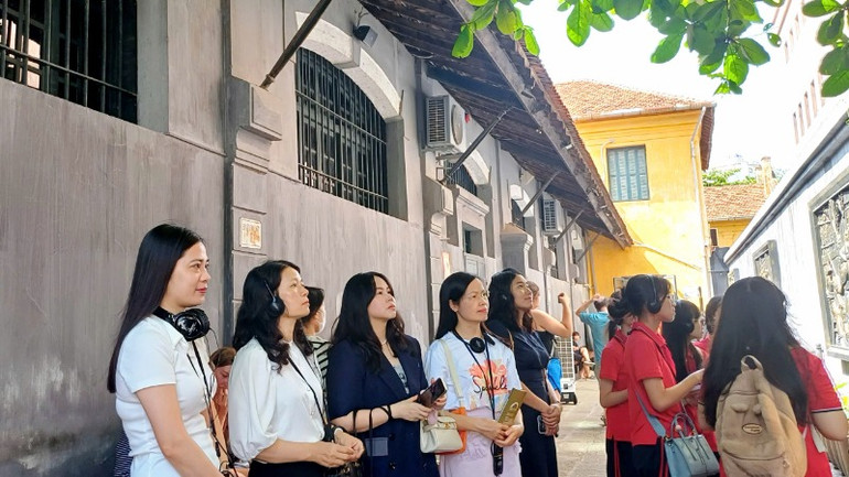 Dưới tán bàng rợp mát hôm nay là bao câu chuyện xúc động về tinh thần hy sinh anh hùng của thế hệ đi trước.