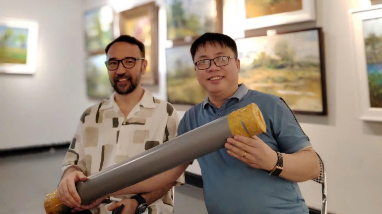 Tranh đã được bảo quản kỹ lưỡng để khách quốc tế mang về nước. Tranh đã được bảo quản kỹ lưỡng để khách quốc tế mang về nước.