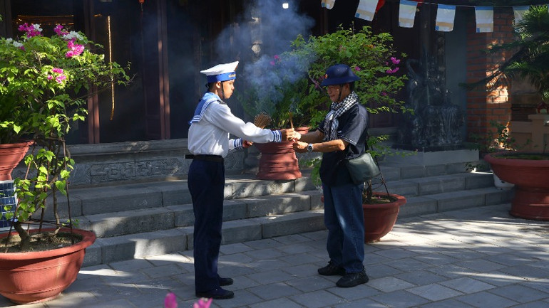 Bộ đội chu đáo đón khách ghé thăm chùa Sinh Tồn.