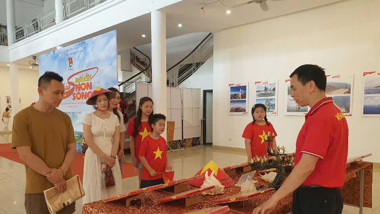 Tiến sĩ Nguyễn Việt Hùng, Giám đốc Bảo tàng Tuổi trẻ-Thư viện (bên phải) trực tiếp thuyết minh đến khách tham quan. Tiến sĩ Nguyễn Việt Hùng, Giám đốc Bảo tàng Tuổi trẻ-Thư viện (bên phải) trực tiếp thuyết minh đến khách tham quan.