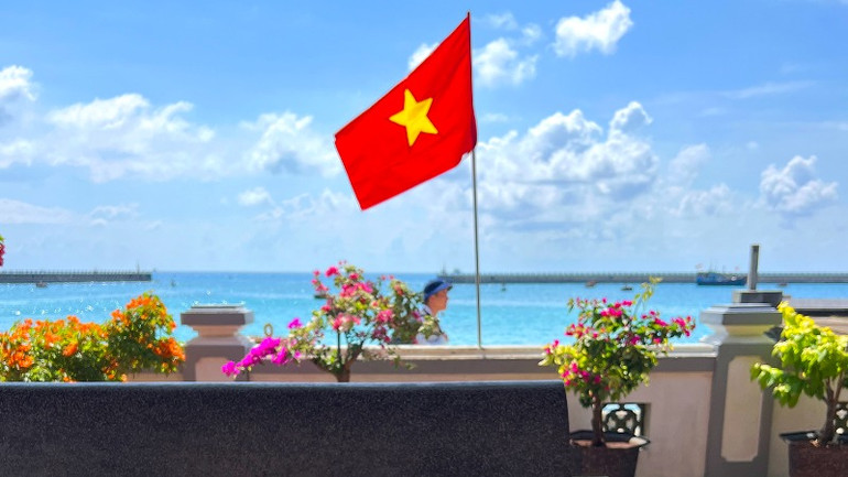 Nơi đảo xa, sự kiên trì vun đắp của các vị Đại đức đã mang đến sắc xanh tươi đầy sức sống.