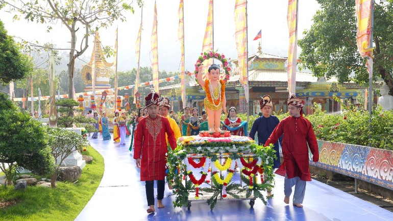 Phật tử cung rước xe tôn tượng Phật đản sinh dẫn đầu đoàn nghi lễ.