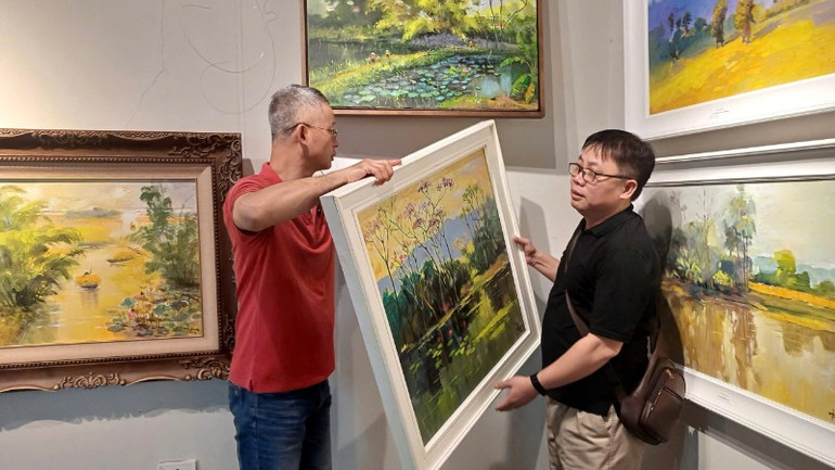 Lần lượt các bức tranh được tháo dỡ để về tay nhà sưu tập. Lần lượt các bức tranh được tháo dỡ để về tay nhà sưu tập.