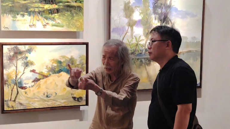 Họa sĩ Quỳnh Thơm (bên phải) luôn cầu thị, lặng lẽ làm nghề. Họa sĩ Quỳnh Thơm (bên phải) luôn cầu thị, lặng lẽ làm nghề.