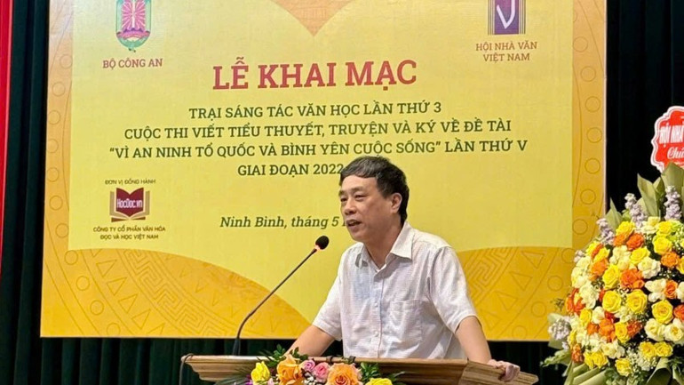 Nhà văn Nguyễn Bình Phương, Phó Chủ tịch Hội Nhà văn phát biểu tại buổi khai mạc.