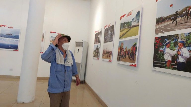 Dù vất vả với cuộc sống mưu sinh, nhiều người vẫn ghé thăm triển lãm với tình cảm mộc mạc và đầy xúc động. Dù vất vả với cuộc sống mưu sinh, nhiều người vẫn ghé thăm triển lãm với tình cảm mộc mạc và đầy xúc động.