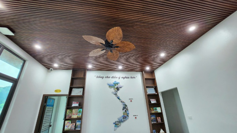 Bản đồ Việt Nam được đặt ở không gian trang trọng nhất.