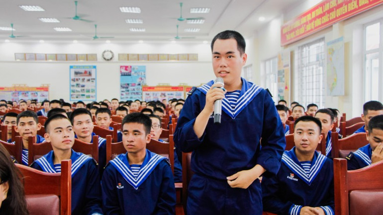 Các chiến sĩ đặt nhiều câu hỏi thú vị. Các chiến sĩ đặt nhiều câu hỏi thú vị.