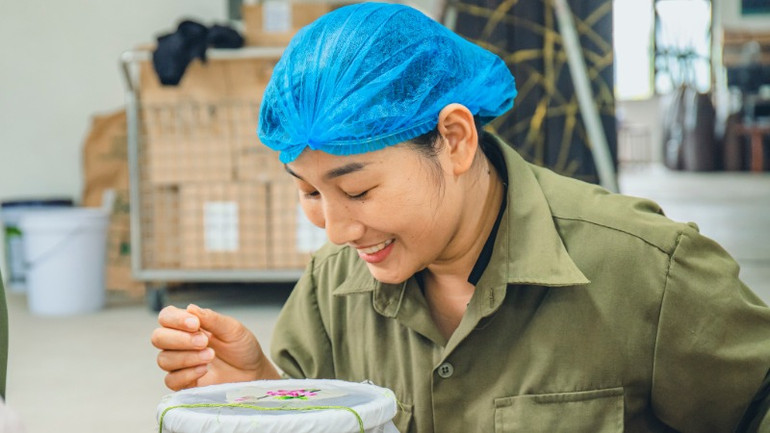 Niềm vui giản dị của người thợ thêu.