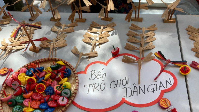 Trò chơi dân gian được Tiến sĩ Thụy Anh tổ chức ở nước ngoài. Trò chơi dân gian được Tiến sĩ Thụy Anh tổ chức ở nước ngoài.