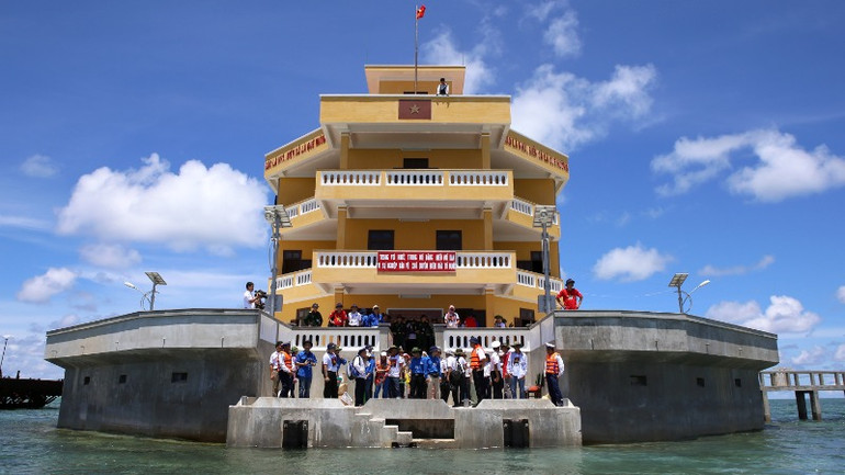 Đá Lớn là đảo chìm còn nhiều gian khó.