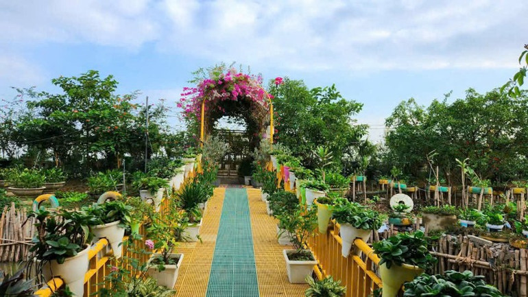 Cảnh quan có sự chăm sóc của bàn tay cần cù lao động.