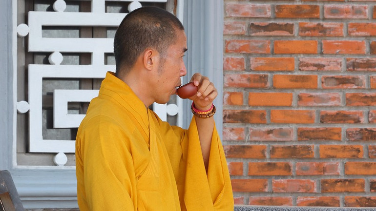 Khoảnh khắc đầy thư thái của Đại đức Thích Nhuận Hiếu.