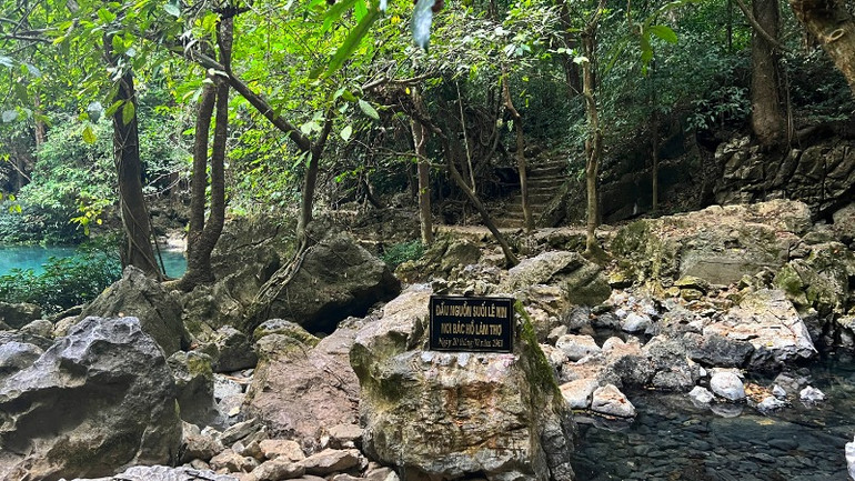 Đầu nguồn suối Lê Nin. Đầu nguồn suối Lê Nin.