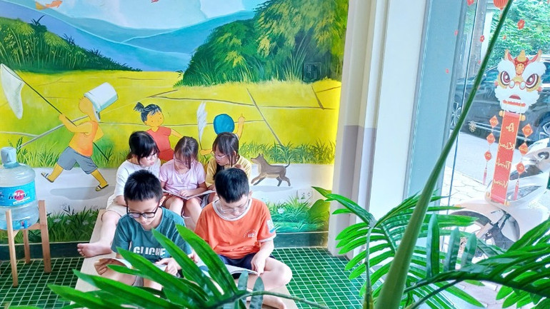 Cùng với trò chơi dân gian, trẻ em được khuyến khích đọc sách. Cùng với trò chơi dân gian, trẻ em được khuyến khích đọc sách.