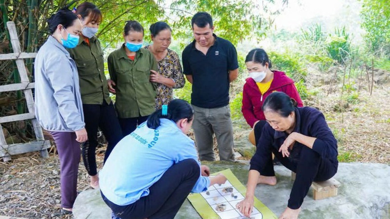 Bà con xã viên Hợp tác xã Sinh Dược chơi ô ăn quan, thư giãn sau giờ lao động. Bà con xã viên Hợp tác xã Sinh Dược chơi ô ăn quan, thư giãn sau giờ lao động.